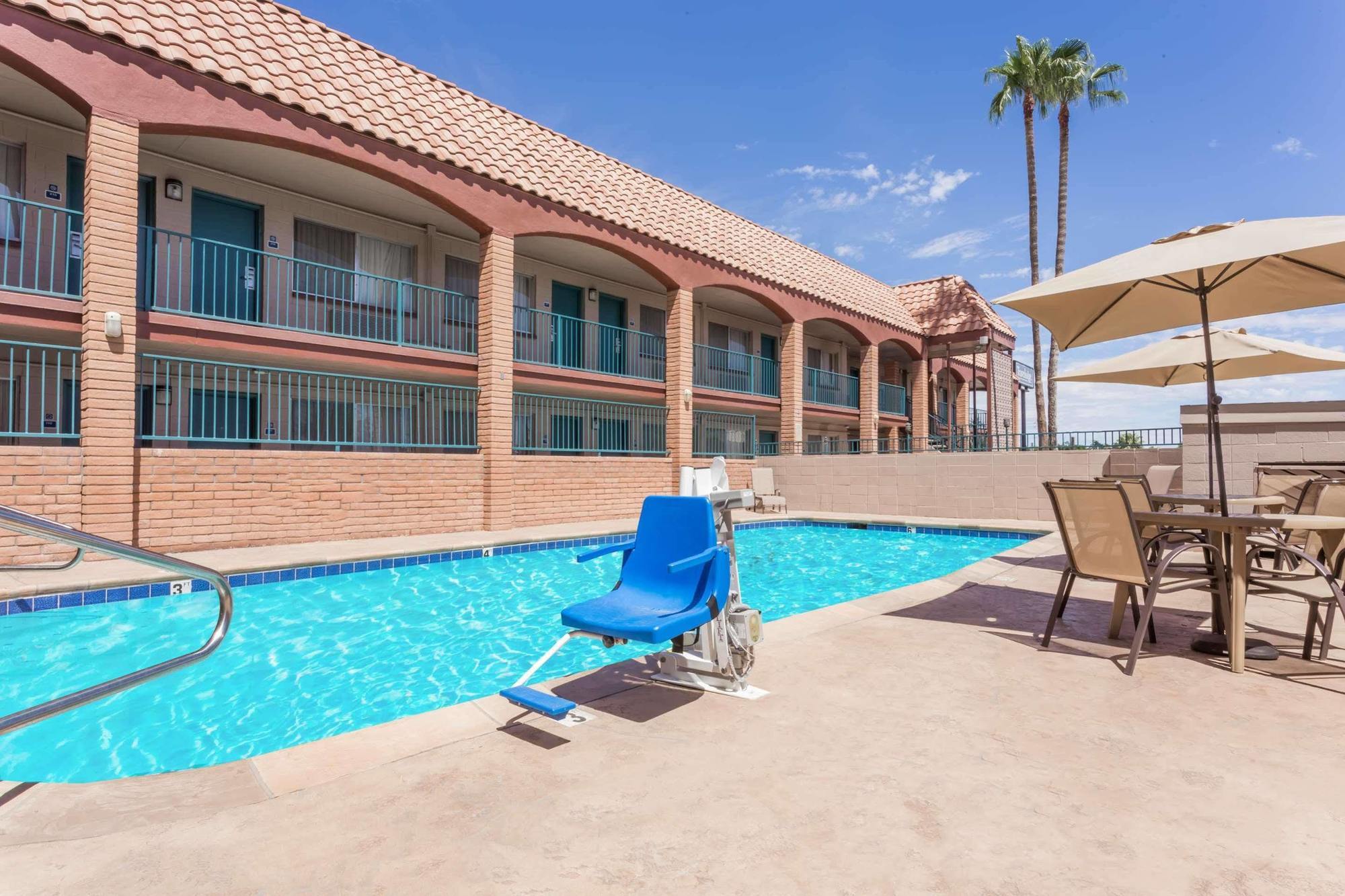 Travelodge By Wyndham Mesa Exterior photo